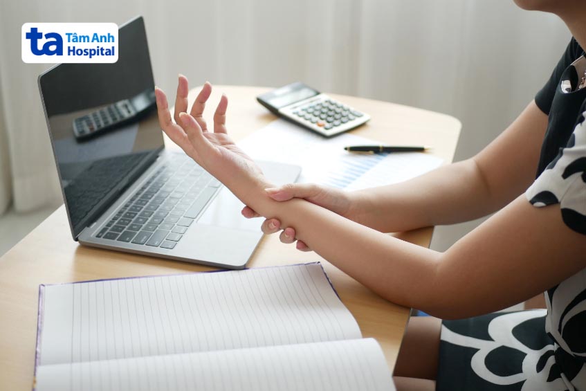 Lý do đau cổ tay rất đa dạng