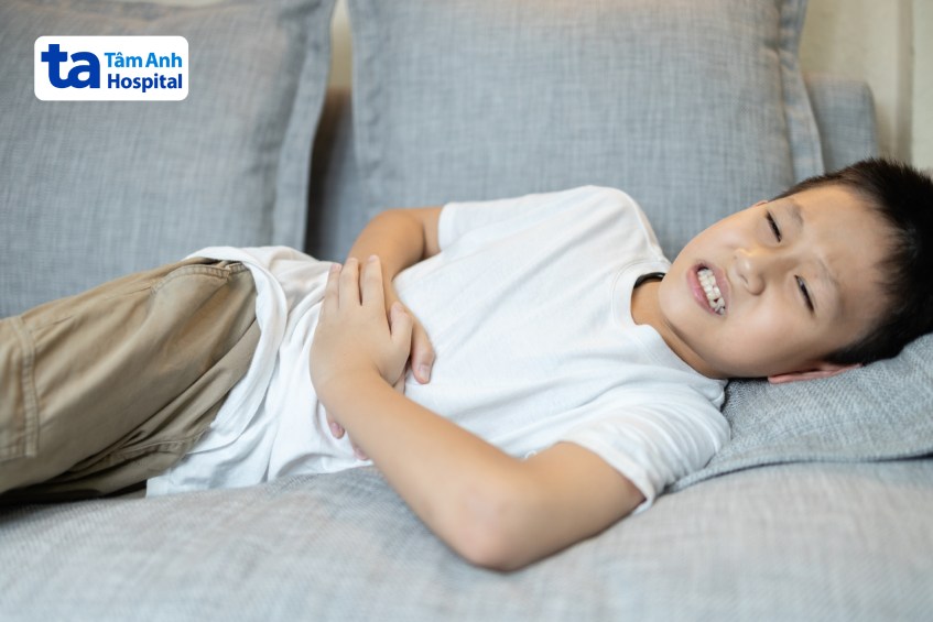 đau bụng ở trẻ em có thể liên quan đến nhiều nguyên nhân khác nhau