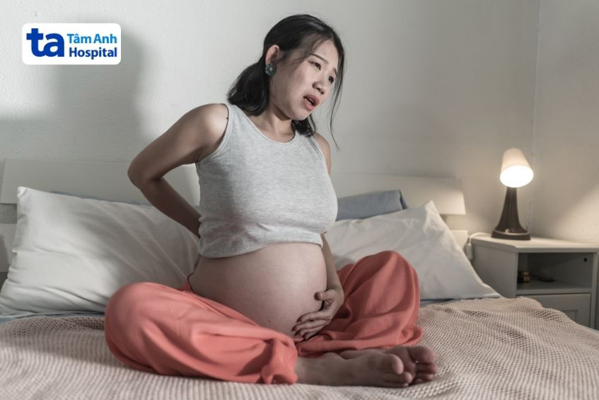 Đau vùng lưng dưới kéo dài không thuyên giảm có thể là dấu hiệu sinh non sớm
