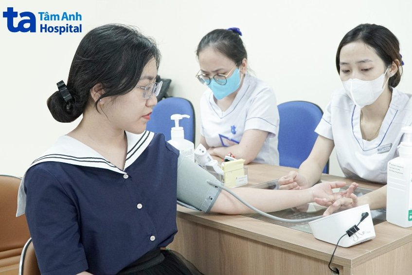 đo huyết áp trước khi khám