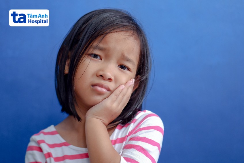 đưa trẻ đi khám để phát hiện và điều trị bệnh kịp thời