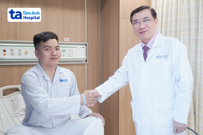 Duy cảm ơn Giáo sư Võ Thành Nhân và êkíp bác sĩ chữa trị cho anh trước khi xuất viện