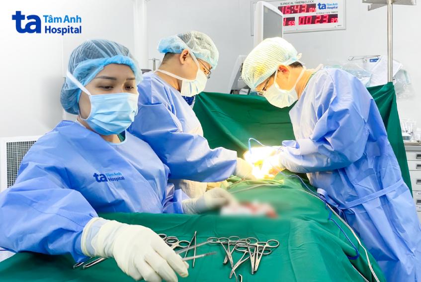 ekip bác sĩ phẫu thuật cho bệnh nhân