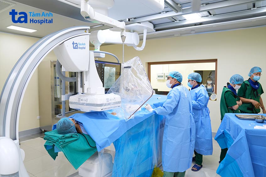 Ekip can thiệp đặt stent cho người bệnh