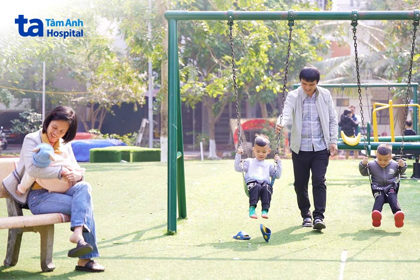 Gia đình chị Mai, anh Dũng hạnh phúc bên 3 con trong những ngày đầu xuân