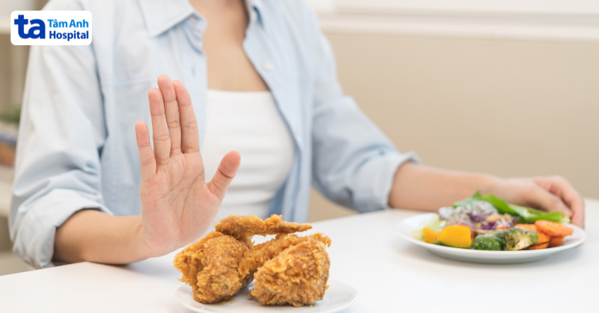 Hạn chế các món ăn nhiều chất béo bão hòa, được chế biến chiên rán nhiều dầu mỡ…