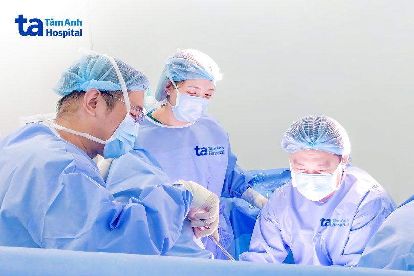 hình ảnh bác sĩ trong buổi phẫu thuật