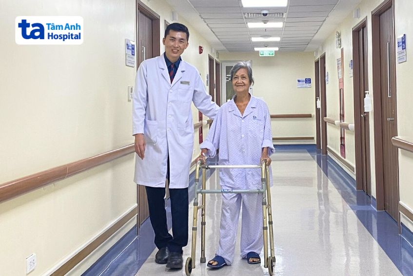 hướng dẫn người bệnh tập đi lại