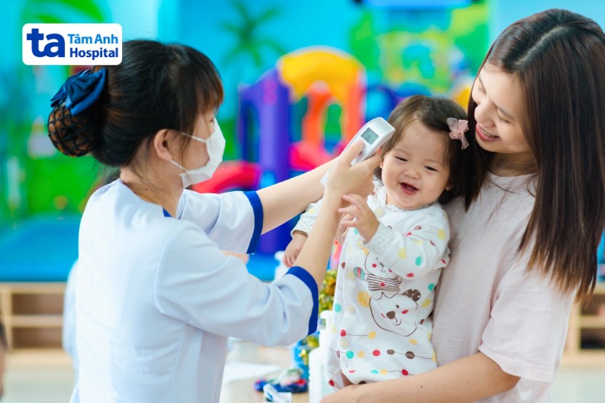 khám sàng lọc trước tiêm và theo dõi phản ứng sau tiêm