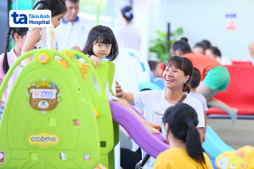 khu vui chơi cho trẻ em đến tiêm chủng