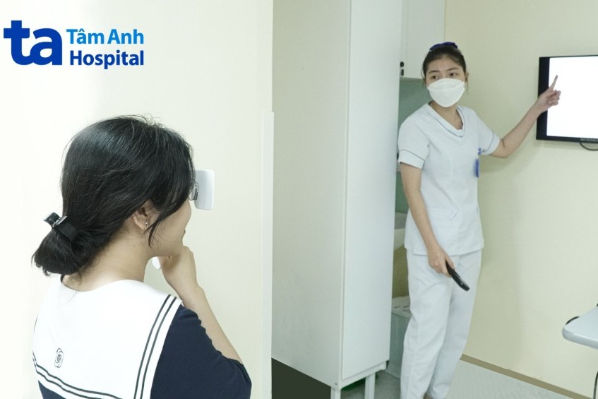 kiểm tra đau mắt đỏ ảnh hưởng thị lực