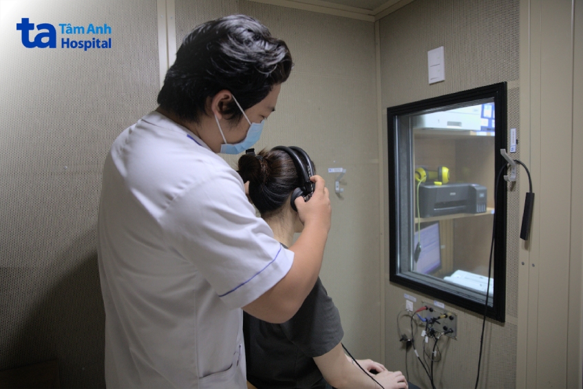 kiểm tra thính lực cho bệnh nhân
