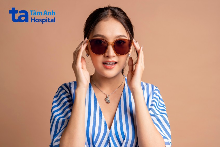 mang kính râm để thấy thoải mái hơn