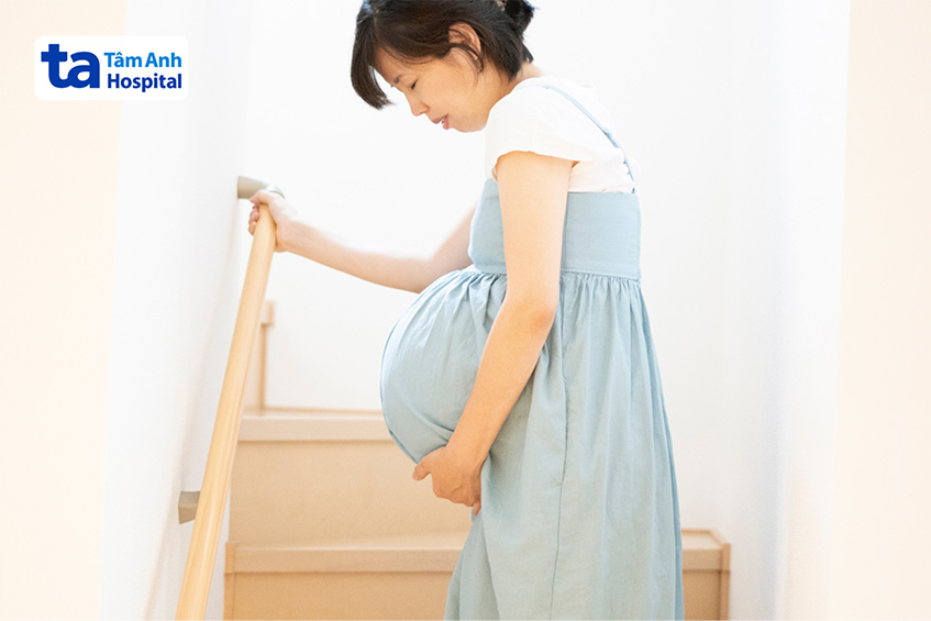 Mẹ bầu mang thai, đặc biệt đa thai hạn chế leo cầu thang