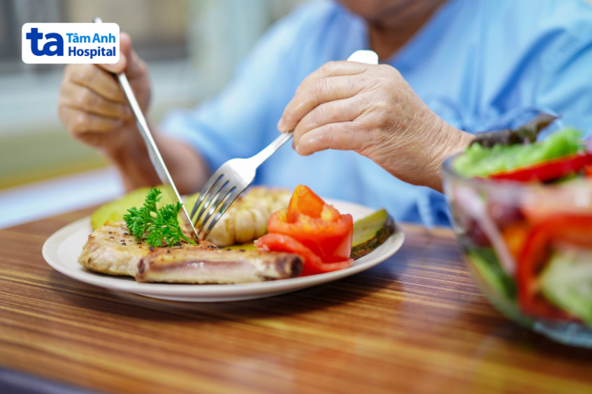 Người bệnh cần có chế độ ăn khoa học, đảm bảo dinh dưỡng để nâng cao hiệu quả điều trị