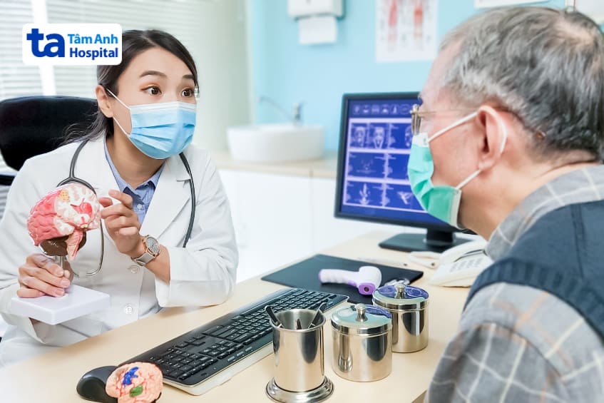 người bệnh đau đầu vùng trán nên thăm khám điều trị y tế