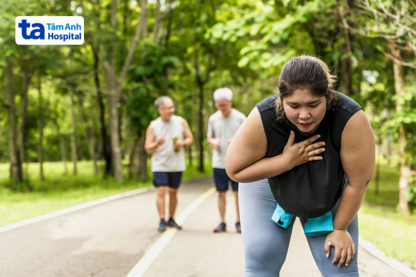 Người bệnh hẹp mạch vành có thể gặp tình trạng khó thở, đau ngực khi gắng sức
