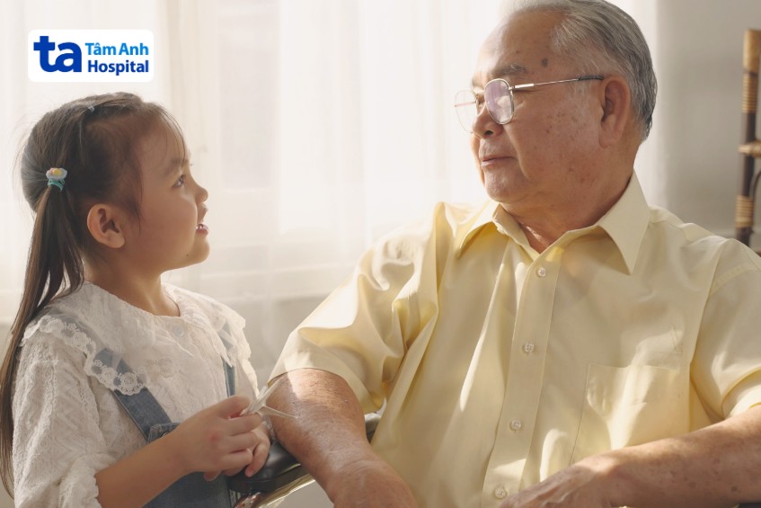 người cao tuổi và trẻ nhỏ dễ bị mắc bệnh