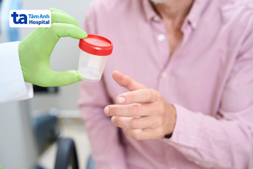 người dân lấy mẫu nước tiểu