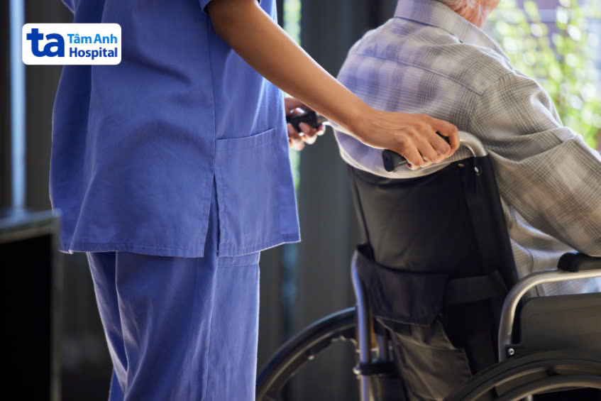 người già bị bệnh teo não không thể tự chăm sóc
