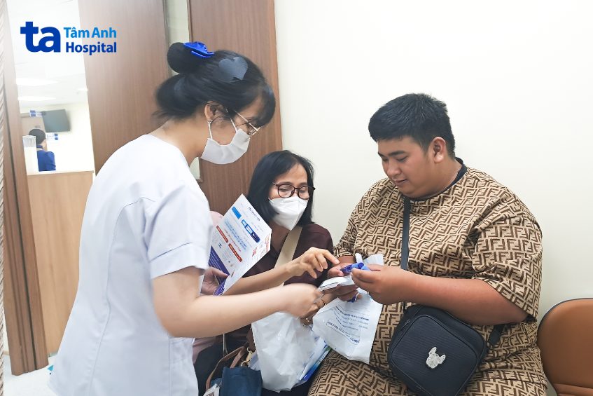 nhân viên y tế hướng dẫn dùng bút tiêm