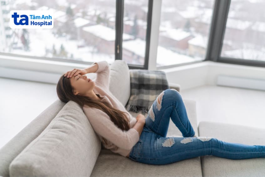 nhức đầu khi hành kinh khiến người bệnh mệt mỏi