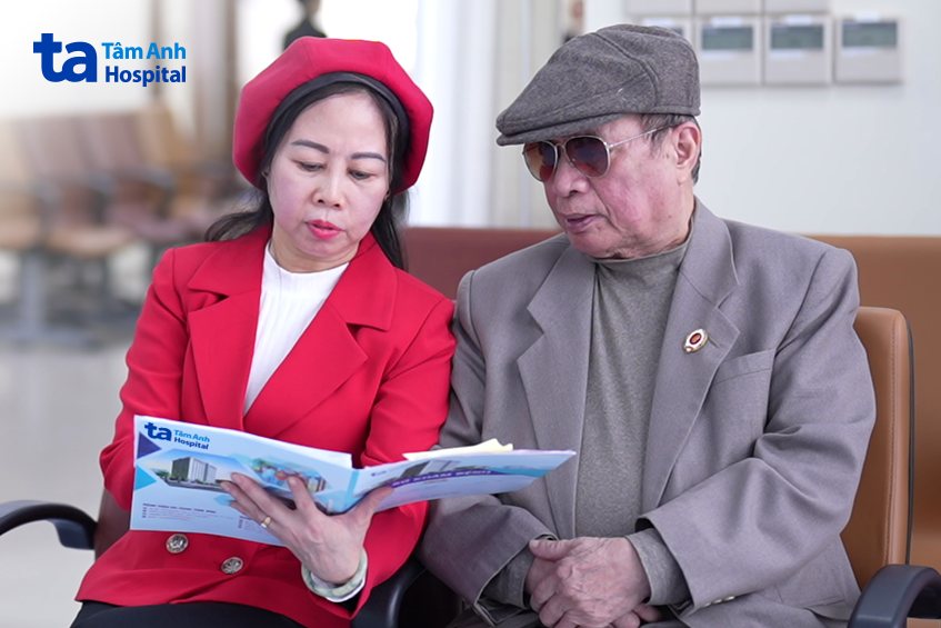 ông và con gái tái khám