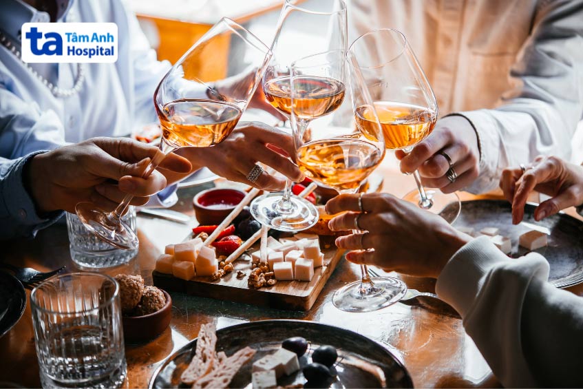 Rượu, bia đã trở thành một thức uống không thể thiếu trong văn hóa tiệc tùng của người Việt