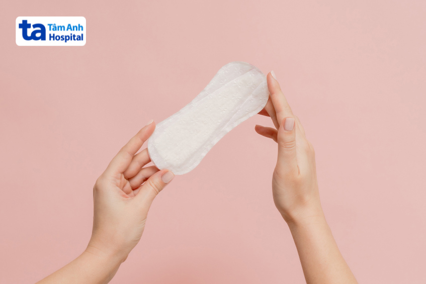 Sau khi chụp tử cung vòi trứng, chị em nên dùng băng vệ sinh để thấm hút khí hư, máu âm đạo