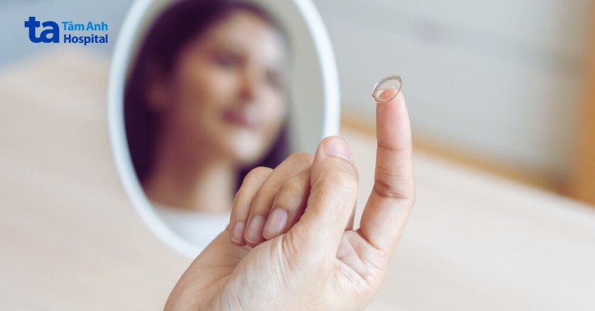 sử dụng gương khi đeo kính