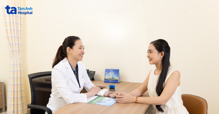 thạc si bác sĩ lê phúc liên tư vấn cho khách hàng