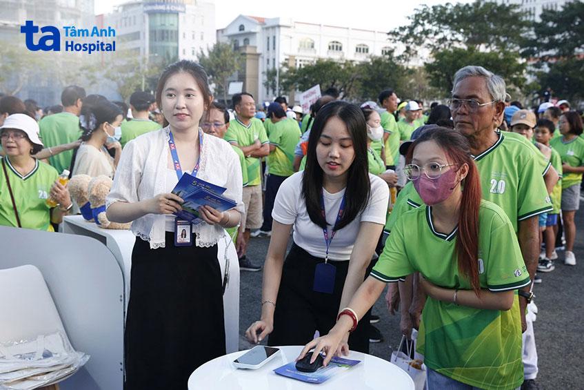 tham gia chương trình đi bộ từ thiện đinh thiện lý