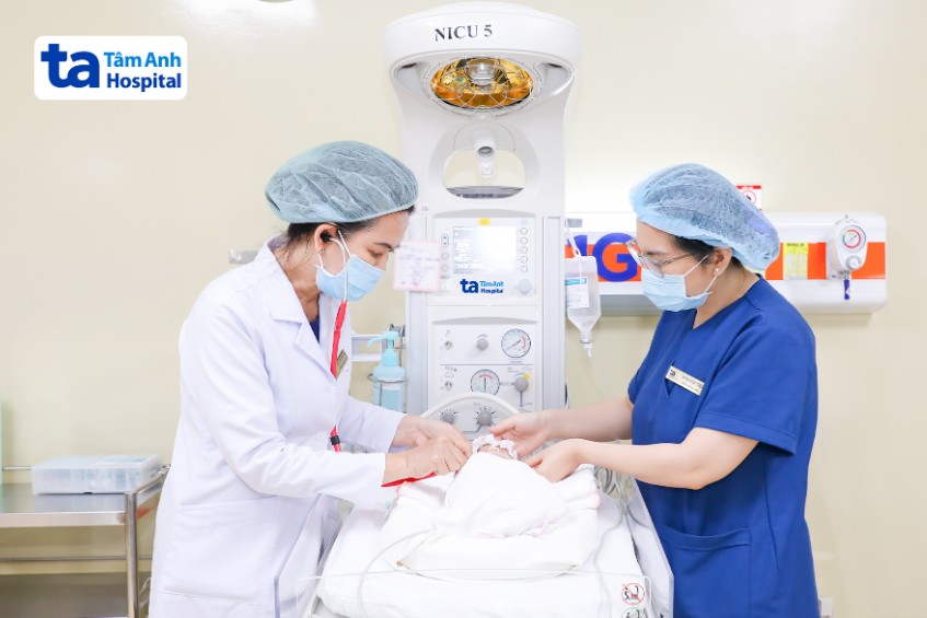 theo dõi sát tình trạng sức khỏe của con gái chị hải trong nicu