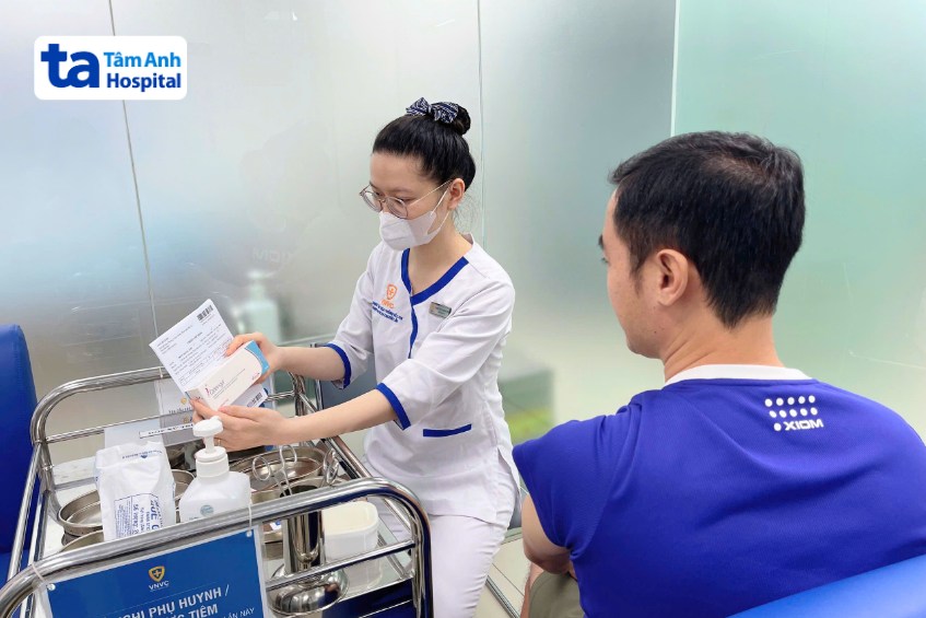 tiến hành tiêm vắc xin sốt xuất huyết qdenga