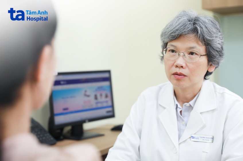 tiến sĩ bích tư vấn cho khách hàng