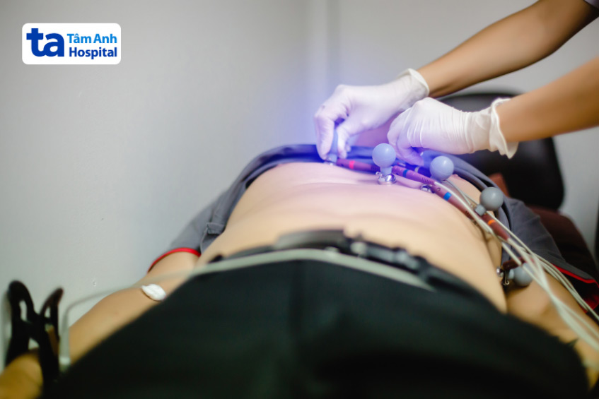 Tiếp xúc kém giữa điện cực với da có thể gây nhiễu ECG