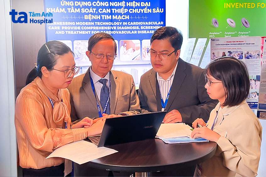 trao đổi cùng các bác sĩ khoa tim