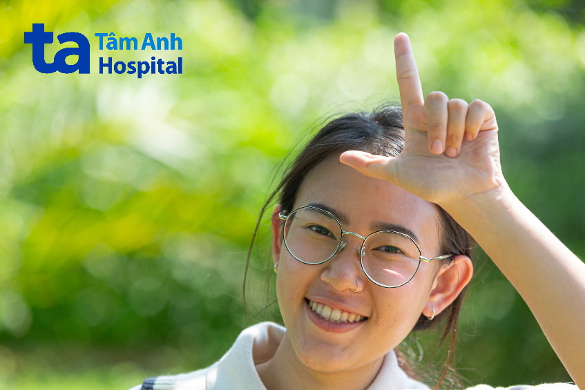 Câm bẩm sinh là gì?