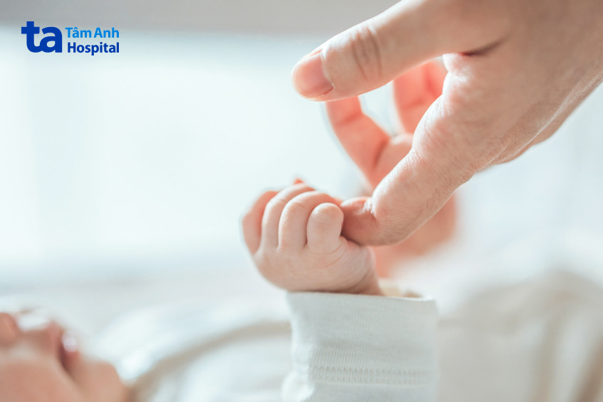 Những trẻ nào cần được chỉ định sàng lọc điếc bẩm sinh?