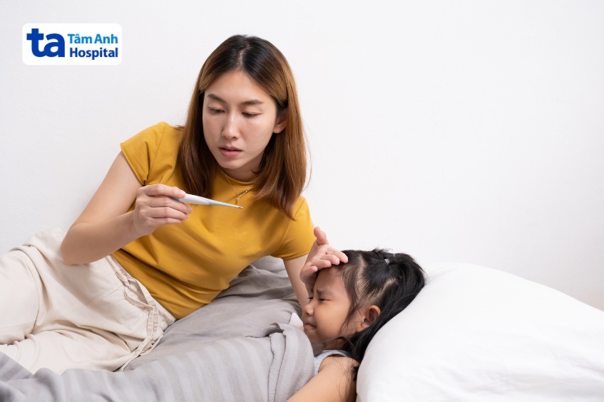 trẻ sốt cao đột ngột, đau đầu, mệt mỏi toàn thân