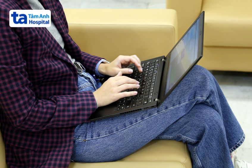 tư thế ngồi không tốt gây tê chân