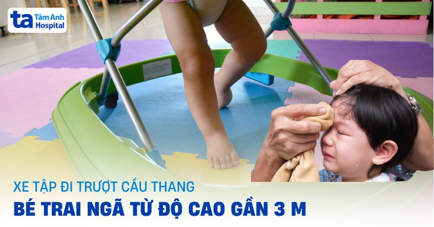 Xe tập đi trượt cầu thang, bé trai ngã từ độ cao gần 3m
