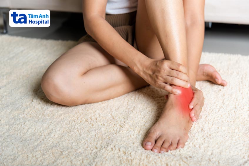 Xoa bóp giảm đau khớp cổ chân