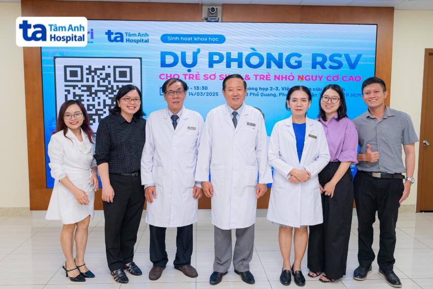 Các bác sĩ, chuyên gia chụp hình cùng ban tổ chức