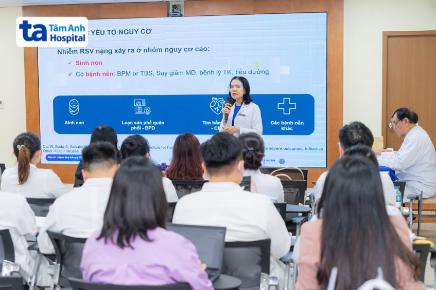 TS BS Cam Ngọc Phượng trình bày báo cáo