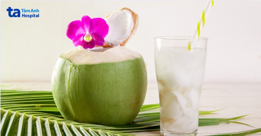 ai không được uống nước dừa