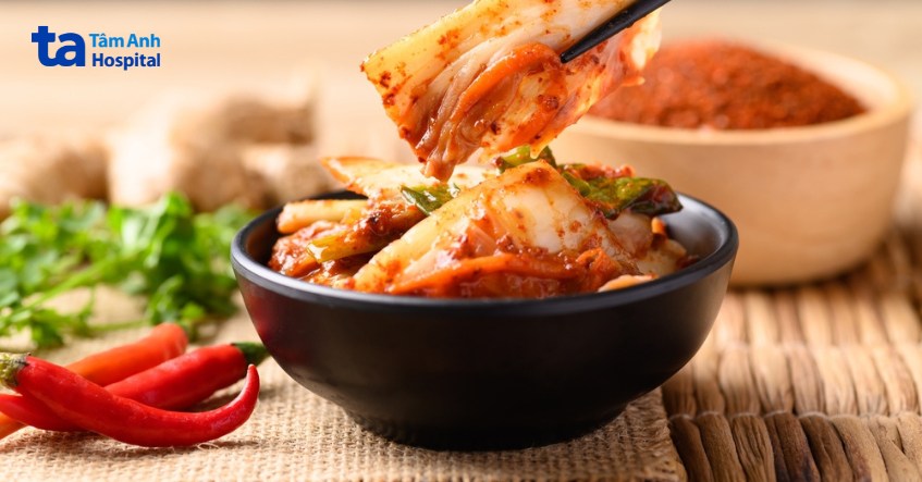 ăn nhiều thực phẩm chứa nhiều muối dễ gây sỏi thận