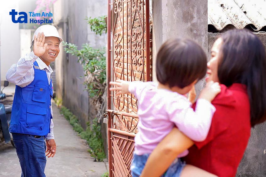 Anh Bình tạm biệt bé Đậu và vợ để đi làm