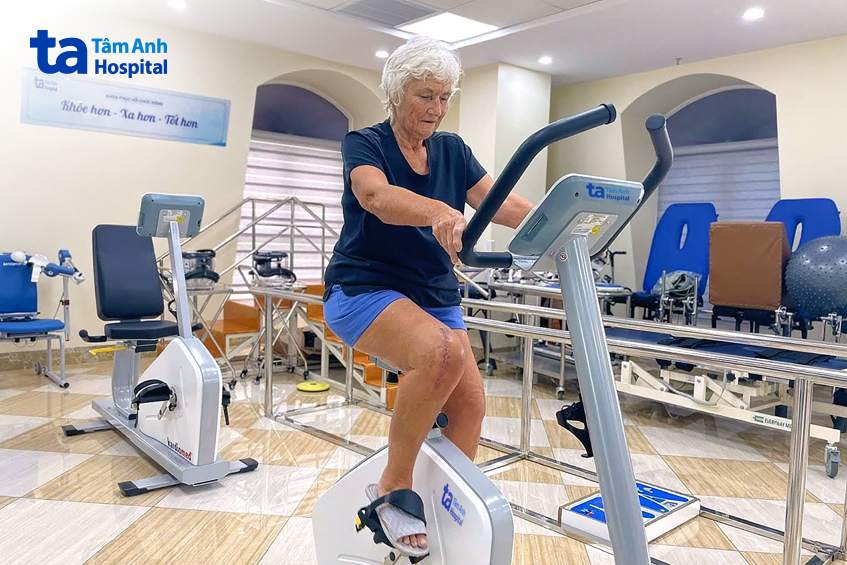 bà cụ tập phục hồi chức năng tại tâm anh