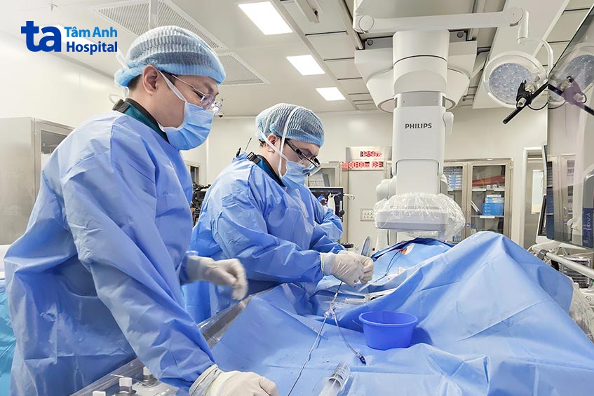 Bác sĩ bít dù thông liên nhĩ cho bệnh nhân